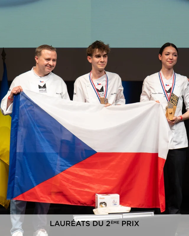 / Trophée Mille International 2025 / 
 
Toutes nos félicitations aux équipes du concours « Cuisine-Pâtisserie » qui ont décroché la 2ème et la 3ème place, ainsi que le prix "Esprit d'équipe", lors de cette 14ème édition du Trophée Mille International ! 
 
🥈 2ème prix : République tchèque - Yaroslava KELEMEN et Matěj CHVÁLA du Střední Škola Slavkov 
• Plat salé : Truite, purée de céleri, sauce aux écrevisses, salade de légumes racines et truite marinée dans une boule de pâte de carottes. 
• Plat sucré : Tranche de pomme à la macadamia et à la cardamome, chocolat au yaourt, ganache à l'huile de noix, mousse de purée de pomme, glace vanille. 
 
🥉 3ème prix : Ukraine - Bahar AGHAMALOVA et Dmytro PAVLIUK de l'Université de la Culture de Kyiv Subdivision séparée "Faculté de Gestion et de Commerce de Dnipro D'Kuk" 
• Plat salé : Filet d’Omble de fontaine cuit dans cire d’abeille avec roulette de crevettes et omble, cheesecake de céleri et matcha, croissant et risotto de céleri. 
• Plat sucré : Cheesecake au cardamome verte, cœur de pommes caramélisées, crème aux bergamotes, petites pommes à l’aneth, crumble aux noix et spirales de pommes macérées. 
 
🤝 Prix Esprit d’équipe : France - Margaux SAINT-ARROMAN et Younes DAHHANE du Lycée Gustave Eiffel 
• Plat salé : Omble de fontaine et soleil, écailles d’illusion. 
• Plat sucré : Crépuscule de pommes enfeuillées, vinaigrette à l’huile de noix. 
 
Photo des vainqueurs : @_2mstudio 

Photos des plats : @anneemmanuellethion 
 
#tropheemille #philippemille 
#transmission #excellence #partage 
#cuisine #patisserie #service #sommellerie 
#concours #gastronomie #apprentissage 
#reims #grandest