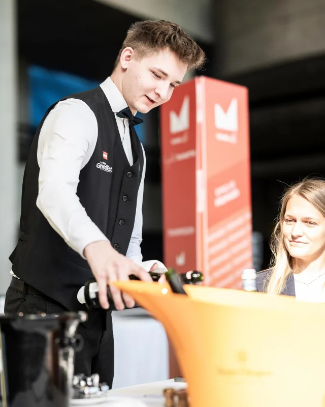 / Trophée Mille International 2025 / 
 
Lors du concours « Service - Sommellerie », 5 équipes internationales ont participé aux épreuves suivantes :    🍴 Service  Découpe d’une volaille fermière PAC  Reconnaissance de fromages régionaux  Dressage de table  Création flambée    🍾 Sommellerie  Accord mets-champagnes  Carafage  Prise de commande  Questionnaire de culture générale    🌳 Épreuve commune  Carré des Producteurs 
Félicitations à tous les candidats ! 
 
📸: @anneemmanuellethion 
 
#tropheemille #philippemille  #transmission #excellence #partage  #cuisine #patisserie #service #sommellerie  #concours #gastronomie #apprentissage  #reims #grandest