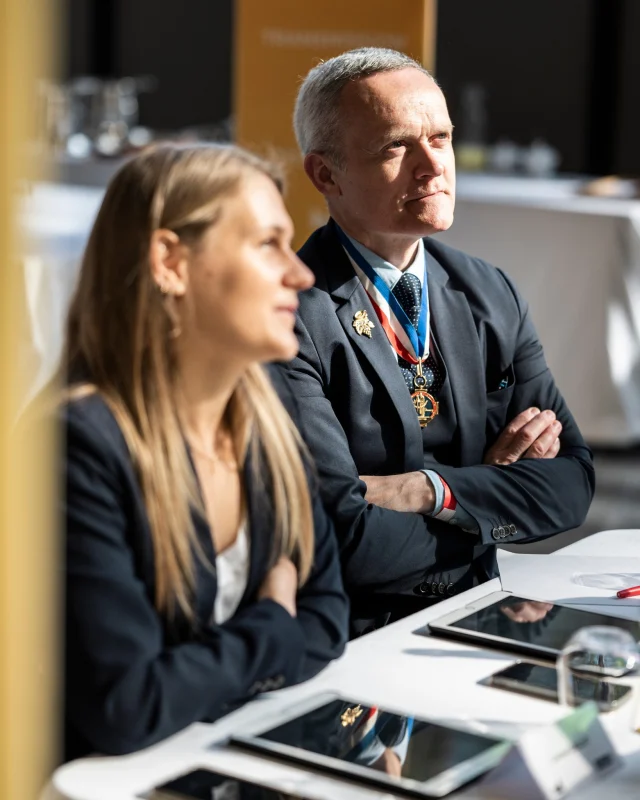 / Trophée Mille International 2025 / 
 
Lors du Trophée Mille International, un jury d’exception a évalué les candidats lors des épreuves Service-Sommellerie : 
 
🍽️ Service 
• Mélanie ARNOULD : Directrice du restaurant – @arbanereims 
• Nicolas SAUNIER : Responsable de l’hospitalité privée - Maison @veuveclicquot 
• Marion BONNARD : Crémière et fromagère - @fromagesetvinsduboulingrin 
• Baptiste COLLIGNON : Directeur général - @lacasernechanzy 
 
🍾 Sommellerie 
• Louise GRILLET : Œnologue et Cheffe de projet développement œnologie - Maison @veuveclicquot 
• Valentin GALLAIS : Chef sommelier – @arbanereims 
• Simon WATTELIER : Vainqueur du prix Service au Trophée Mille Régional 2015 et Sommelier – @lemillenaire_reims 
• David BIRAUD : MOF Sommellerie 2004 et Directeur de la Kedge Wine School 
 
🌳 Carré des Producteurs 
• Jacky HEURTAUX : @pisciculturedevendresse 
• Eric VIGEAN : Maître huilier - Ambassadeur de l’@huilerie_vigean 
• Stanislas CAUDRON : @fermedesbonnevals 
 
📸: @anneemannuellethion
 
#tropheemille #philippemille 
#transmission #excellence #partage 
#cuisine #patisserie #service #sommellerie 
#concours #gastronomie #apprentissage 
#reims #grandest